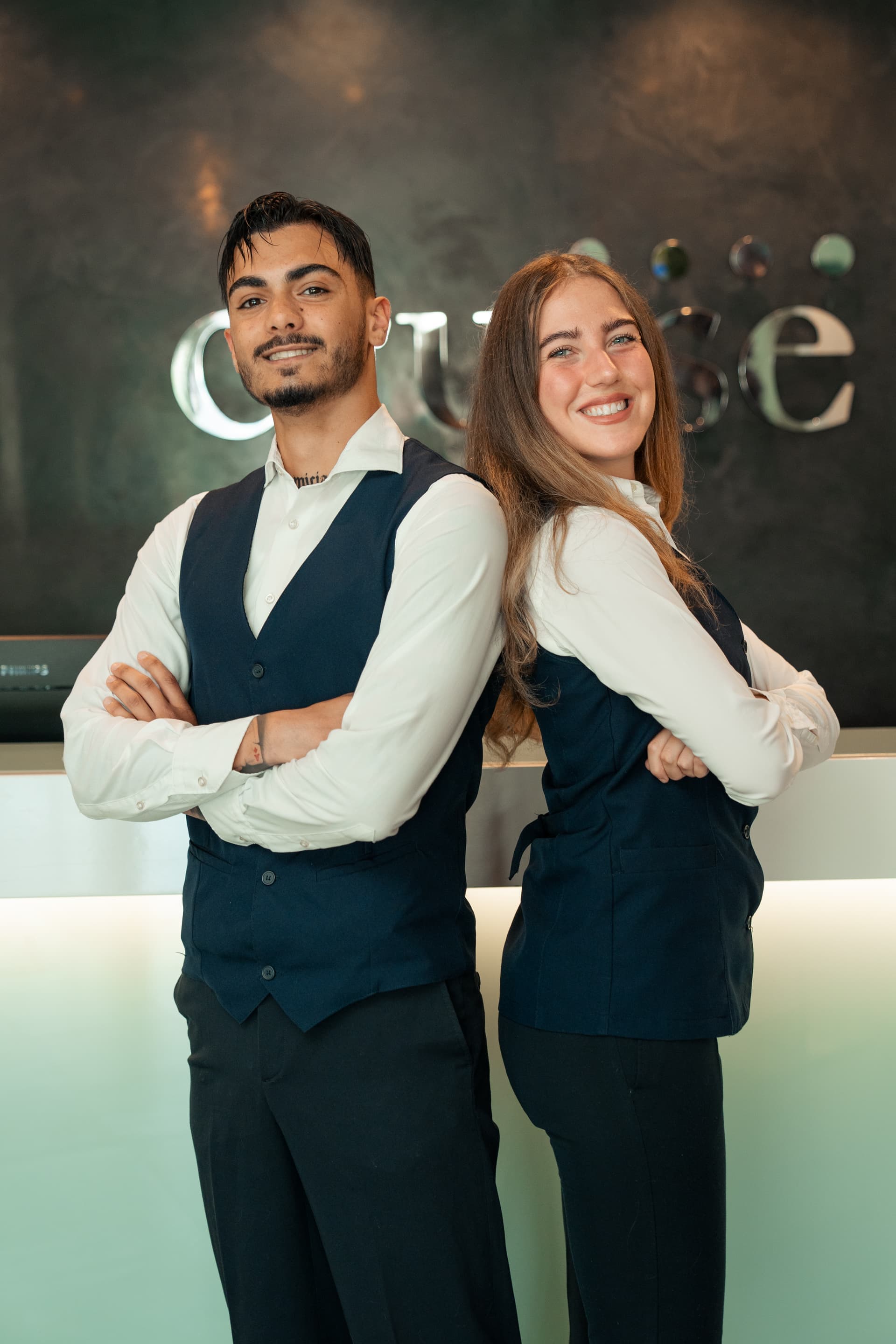 Ospite nella hall dell'Hotel Cruise